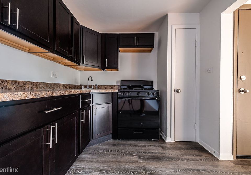 8935 S Dauphin Ave Apartments Chicago Kitchen_03