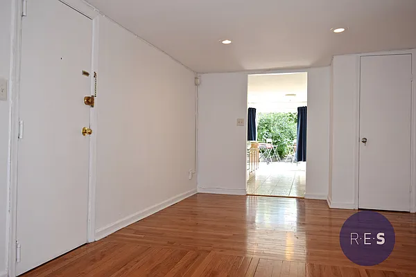 Rented by RES New York | media 21
