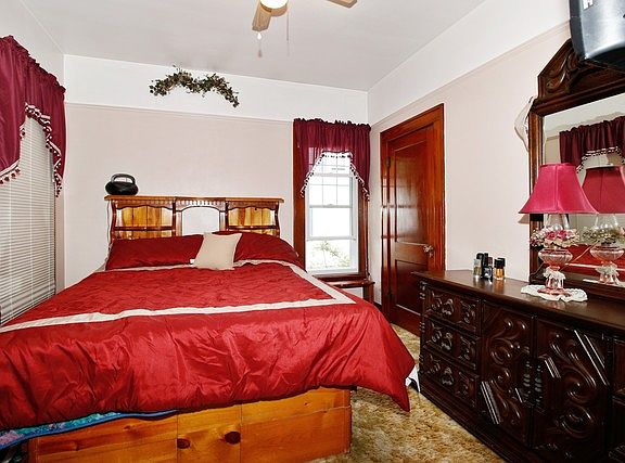 5th image of 158 E Eureka St