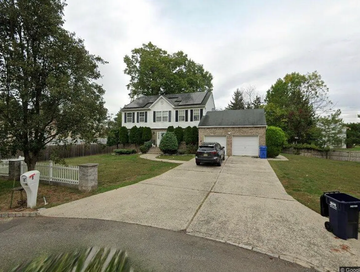 4 bed, 2.5 bath, 2422 sqft, $4,500 — Photo 1
