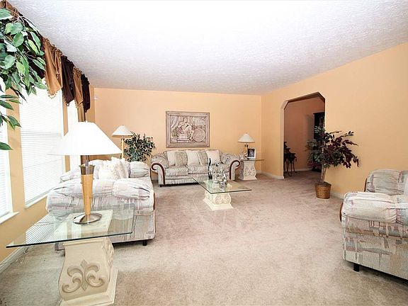 3rd image of 924 Chancellor Ct