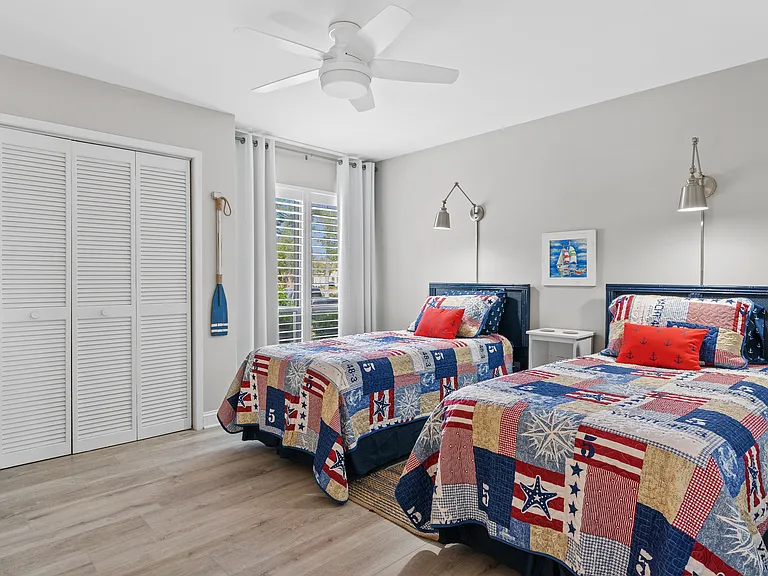 Guest bedroom with twin beds