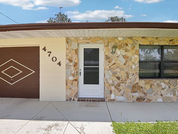4th image of 4704 Queen Palm Dr