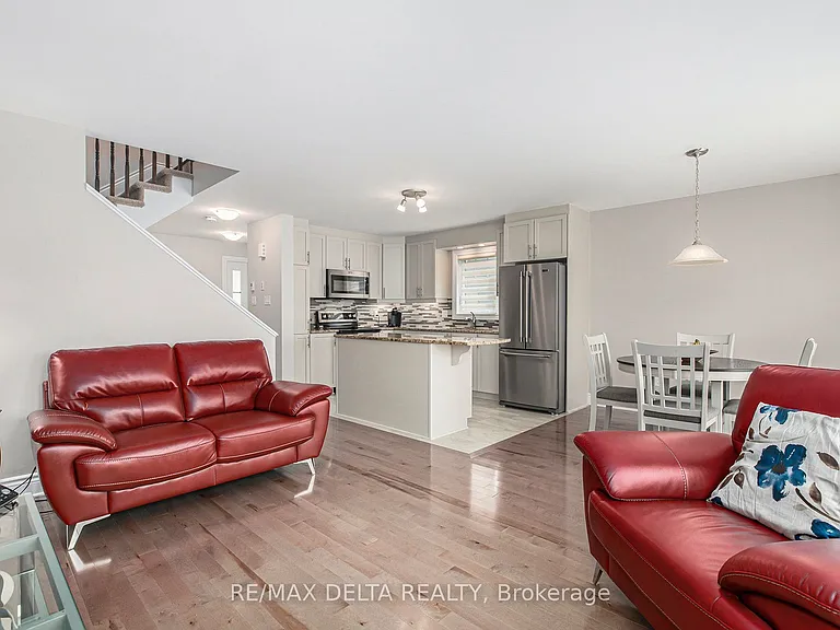 63 Johanne St — Photo 12