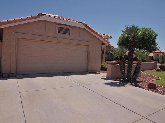 3rd image of 19 E Yvonne Ln