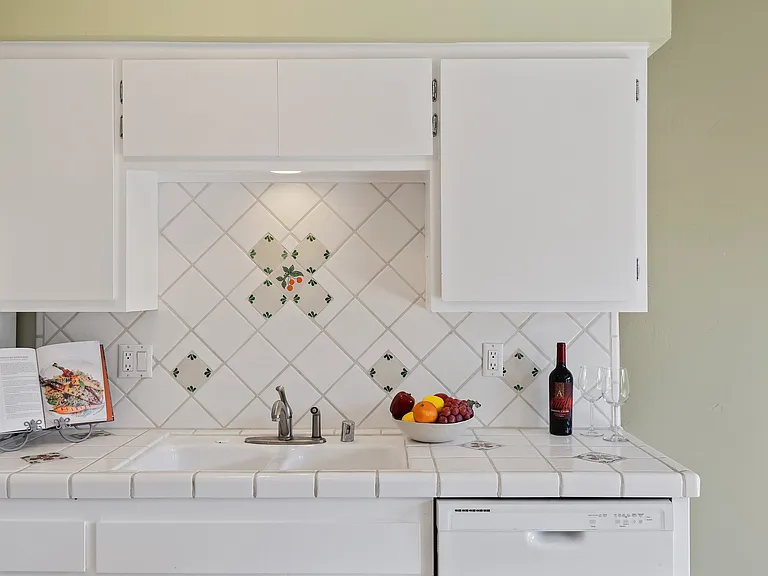 860 Highland Dr #4 — Photo 8