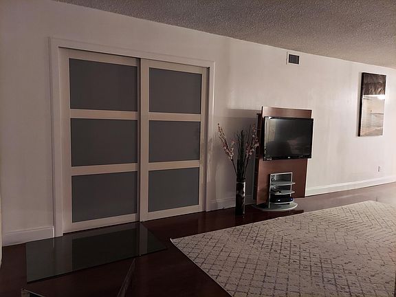 5th image of 800 Parkview Dr APT 823