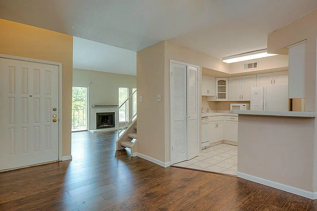 2 bed, 2.0 bath, 1068 sqft, $1,400 — Photo 2