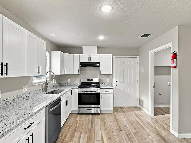 106 Hague St — Photo 3