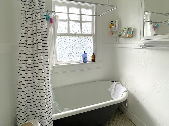 Claw foot tub!