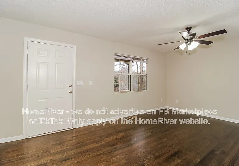 555 Browning Cir — Photo 4