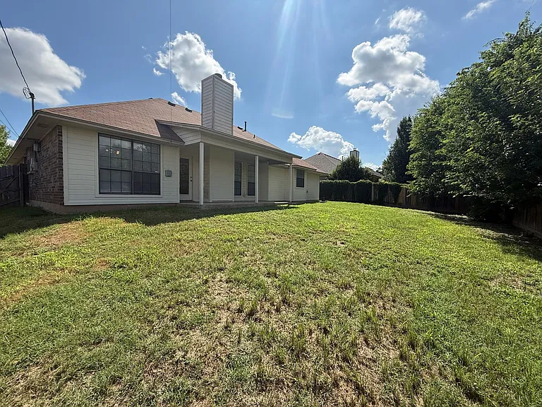 1815 Diana Ln — Photo 36