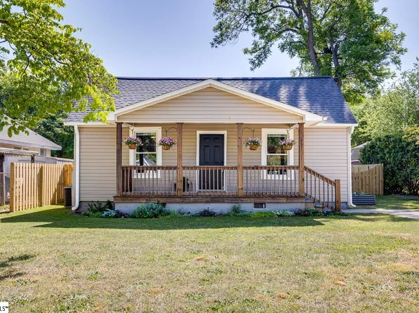 26 8th St, Greer, SC 29651