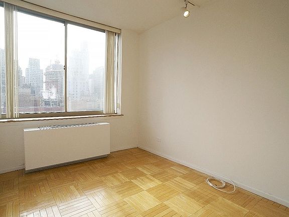 5th image of 236 E 47th St APT 25A