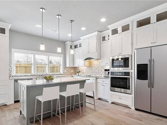 5th image of 404 NW Retreat Ln