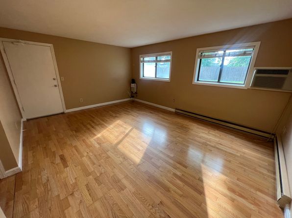 117 John St APT 2, Lincoln, RI 02865