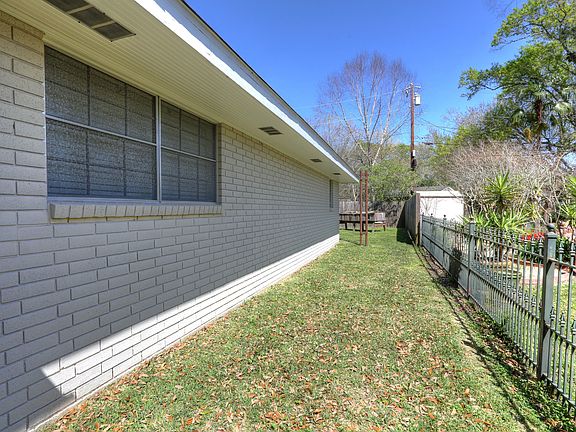 4th image of 512 E Bayou Pkwy