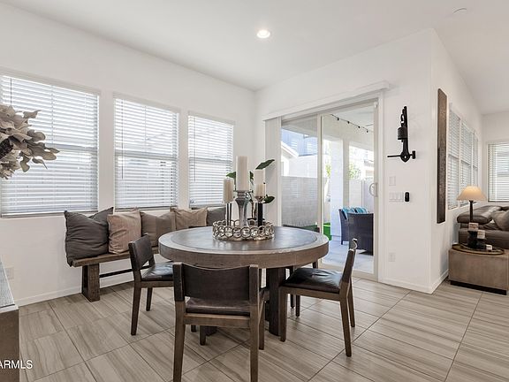 5th image of 758 W WINCHESTER Drive