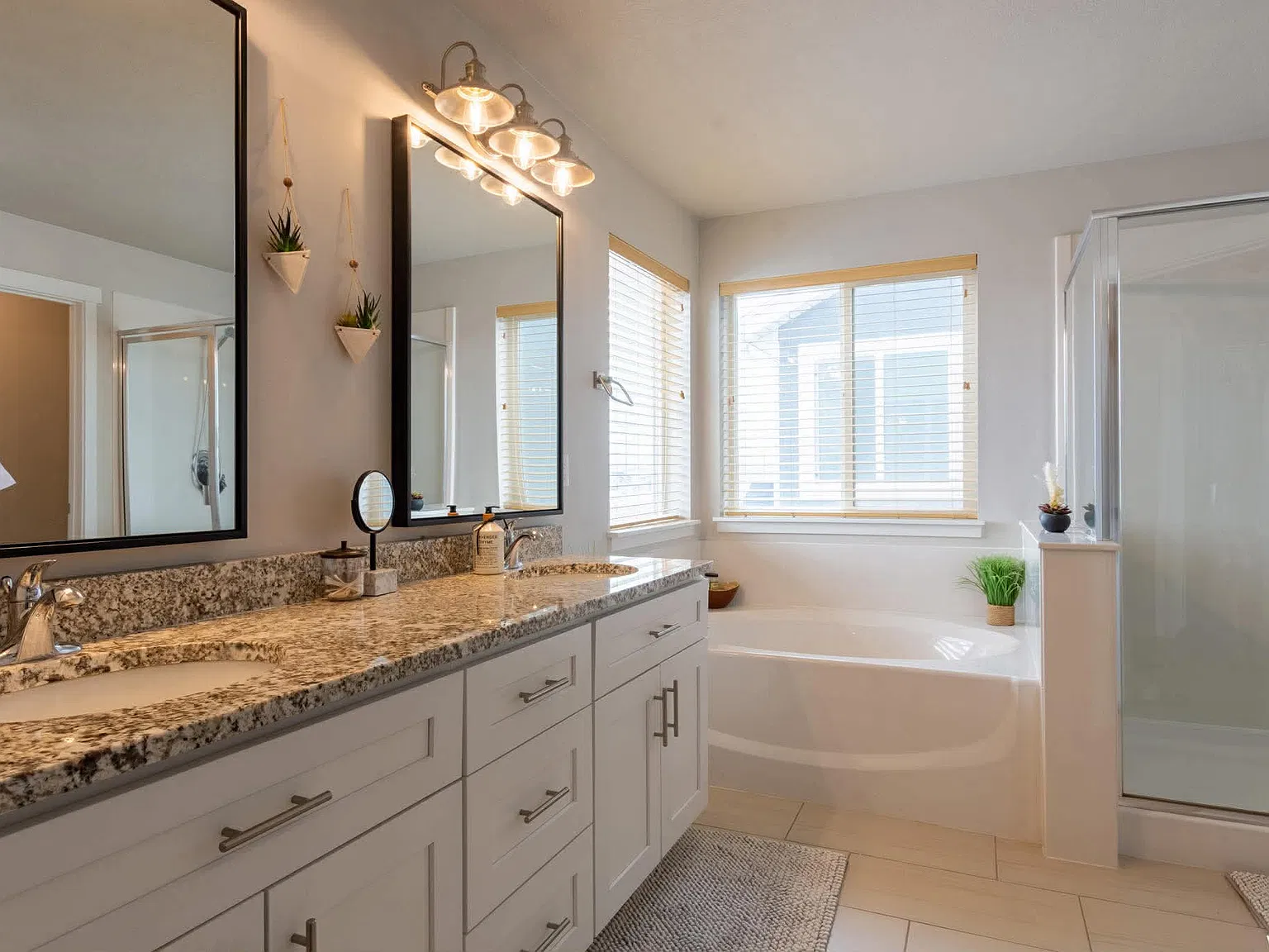 4 bed, 2.5 bath, 2400 sqft, $3,000 — Photo 3