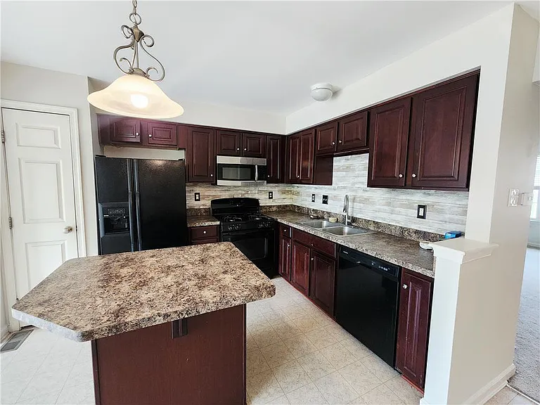 1073 Sparrow Way — Photo 6