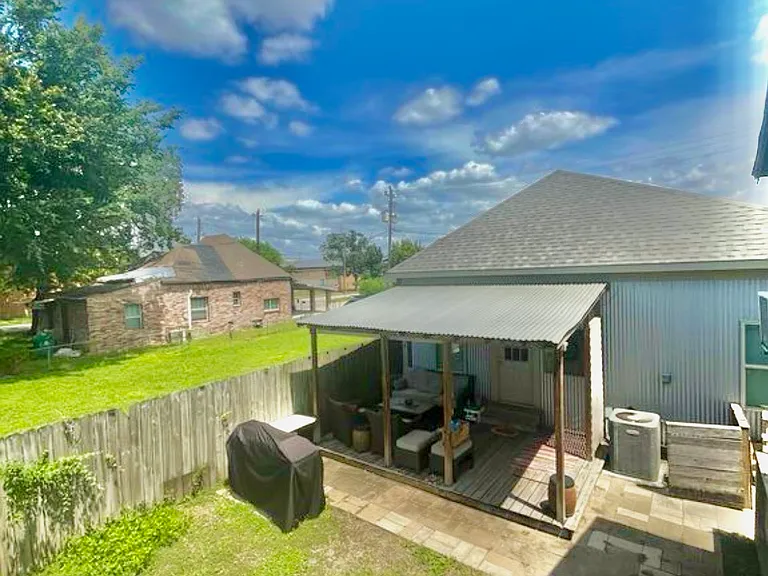 Front door views! Backyard. Skyline.