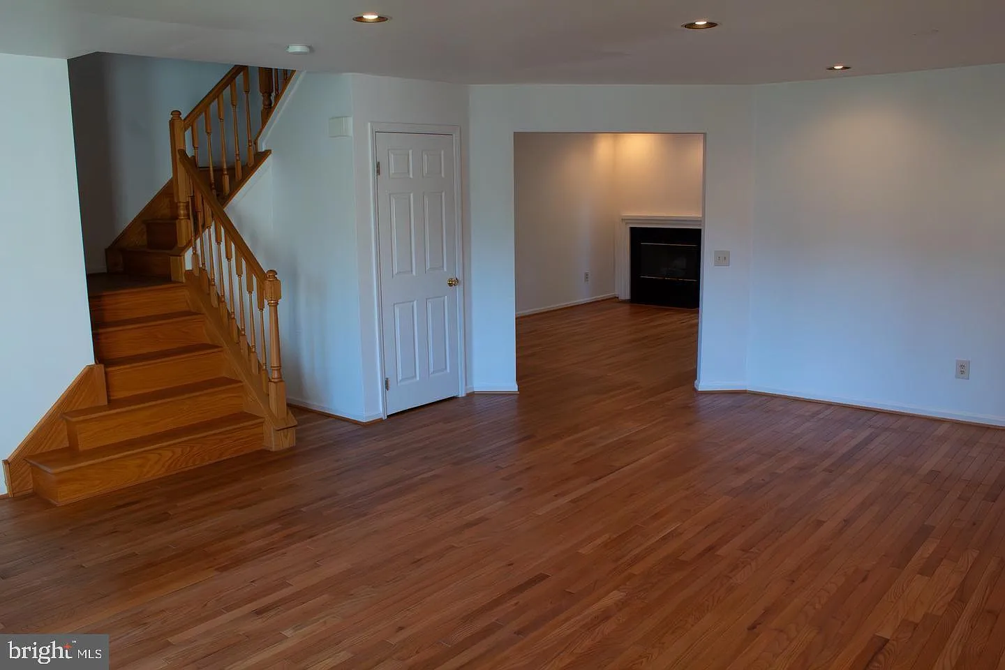 3 bed, 2.5 bath, 1927 sqft, $3,300 — Photo 2
