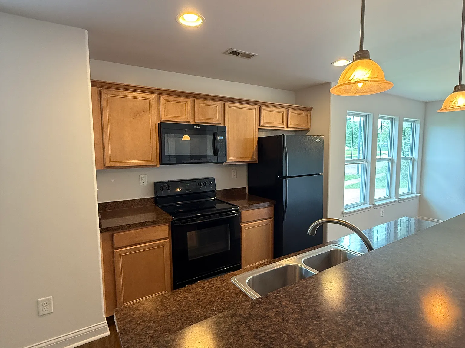 3 bed, 1262 sqft, $2,100 — Photo 4