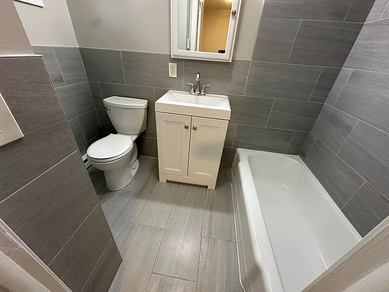 Crestwood Apartments — Photo 13