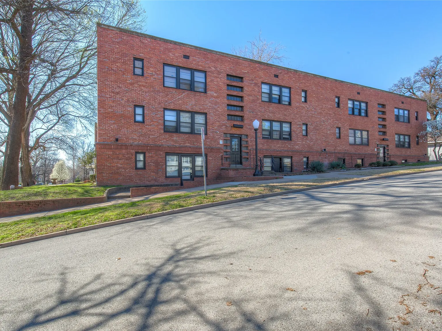 1 bed, 1.0 bath, 800 sqft, $1,050 — Photo 1