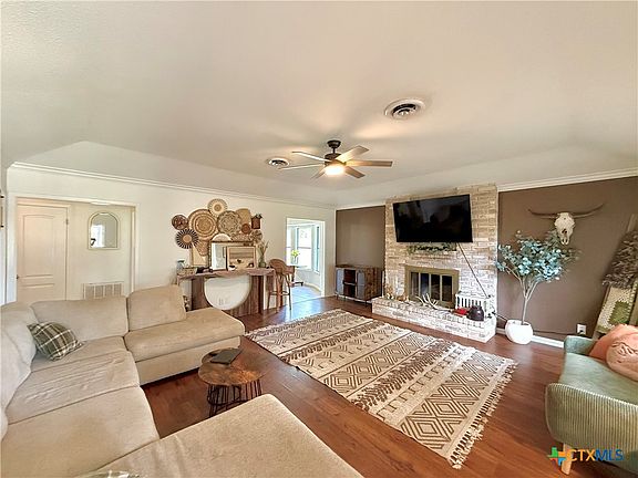 4th image of 505 Camelot Dr