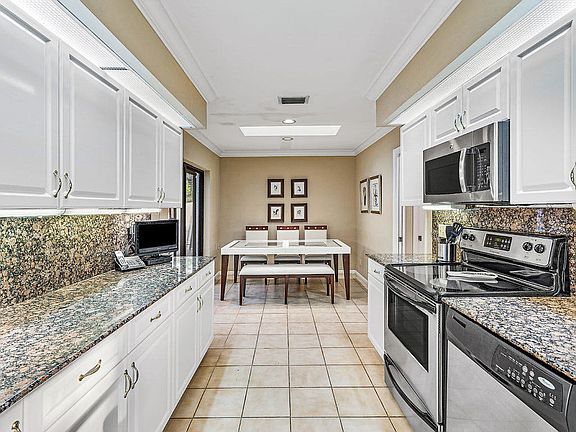 5th image of 95 Cambridge Ln