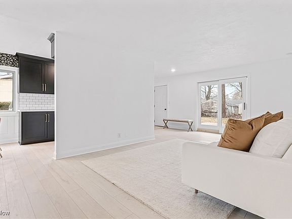 4th image of 1675 Gaylord Dr