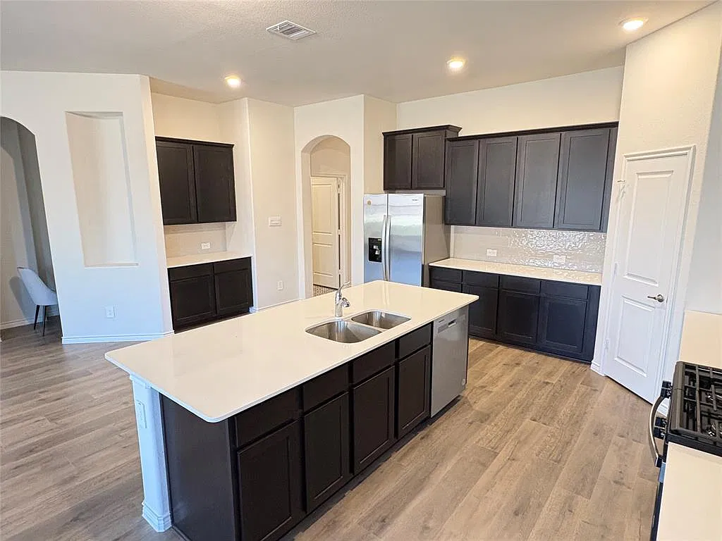 4 bed, 2.0 bath, 2033 sqft, $2,300 — Photo 4