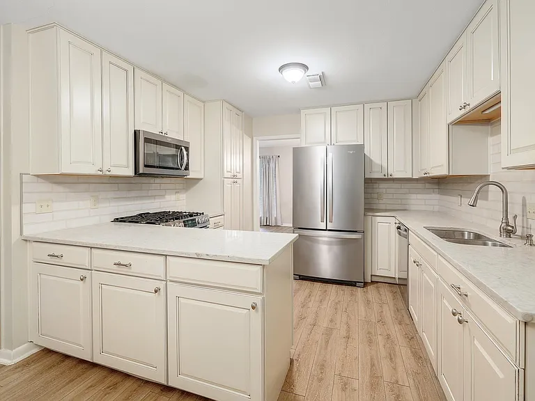 8609 Melshire Dr — Photo 9