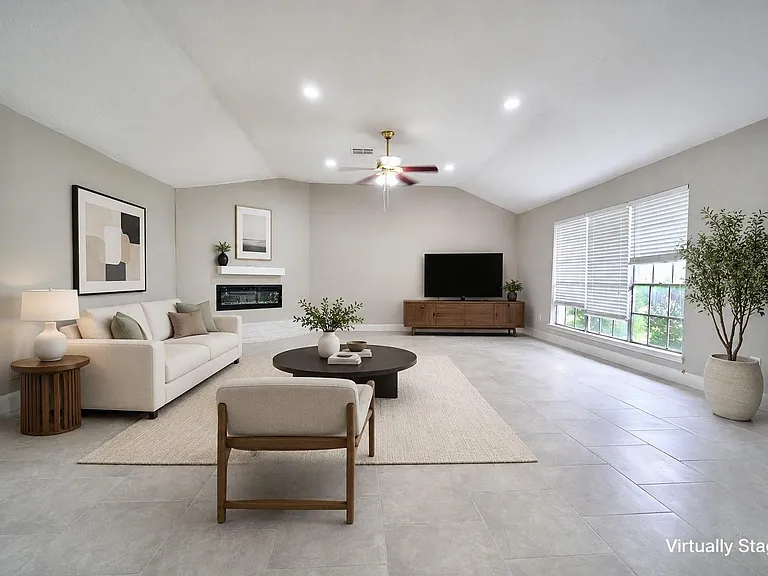 923 Kenforest Dr — Photo 3