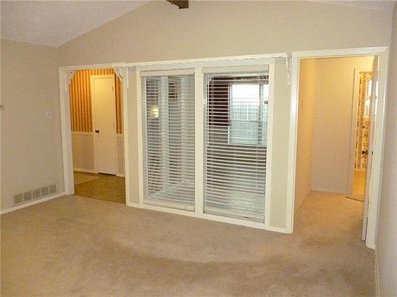 3rd image of 210 Willowwood Pl