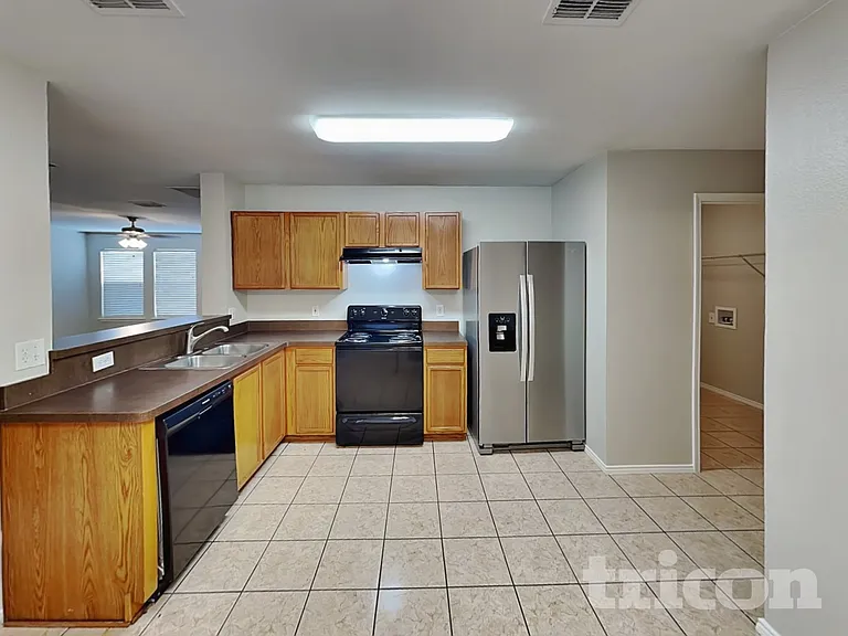 2338 Manchester Ln — Photo 7