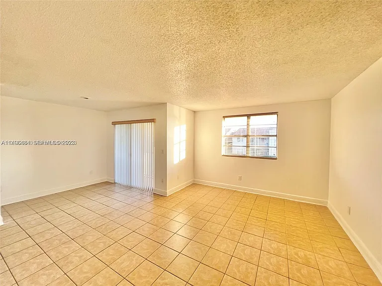 1227 SW 46th Ave #304 — Photo 7