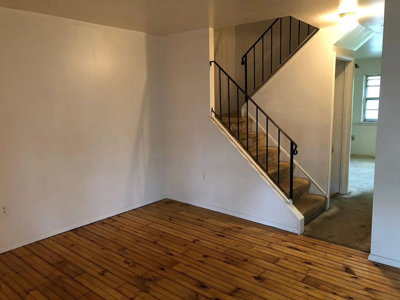 146 Elliott St — Photo 2