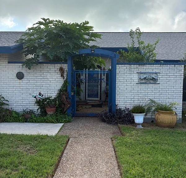 120 Shore Dr — Photo 2