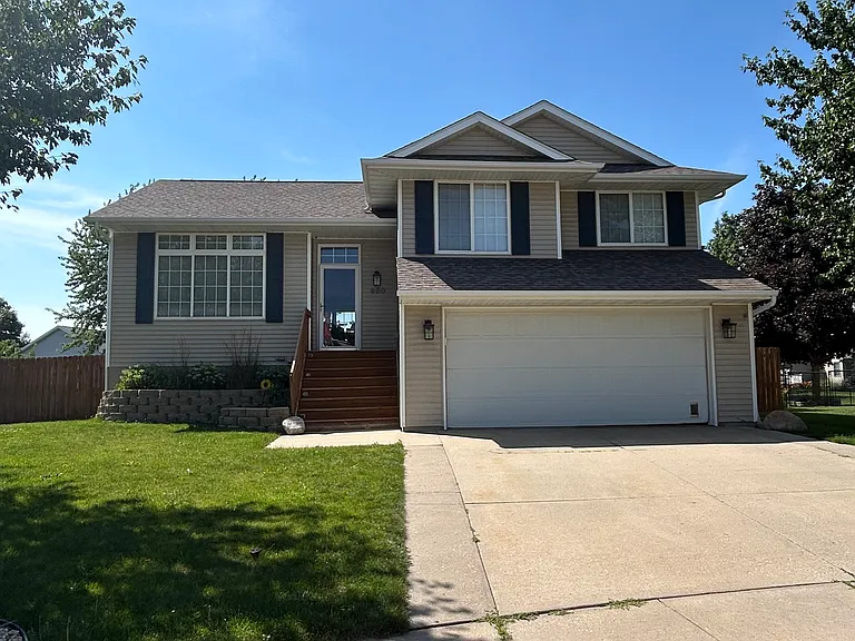 950 Augusta Cir — Photo 1