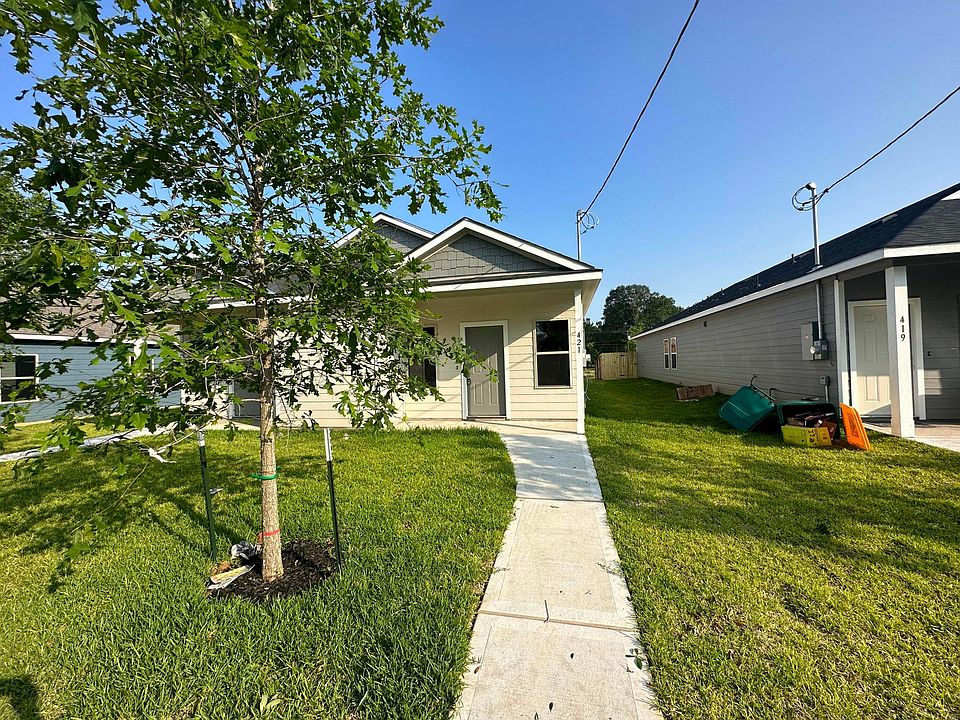1st image of 423 E Avenue G