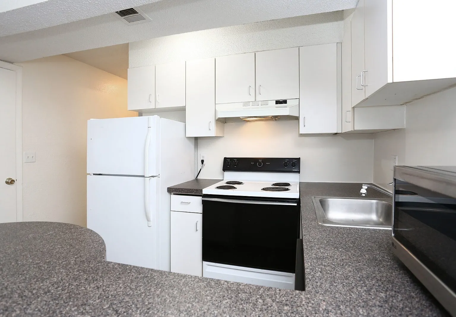 2 bed, 900 sqft, $1,500 — Photo 2