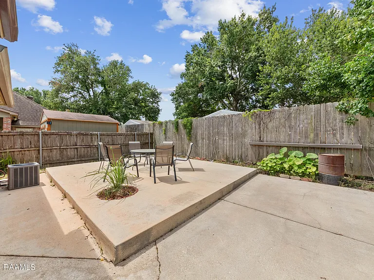 100 Shumard Dr — Photo 10
