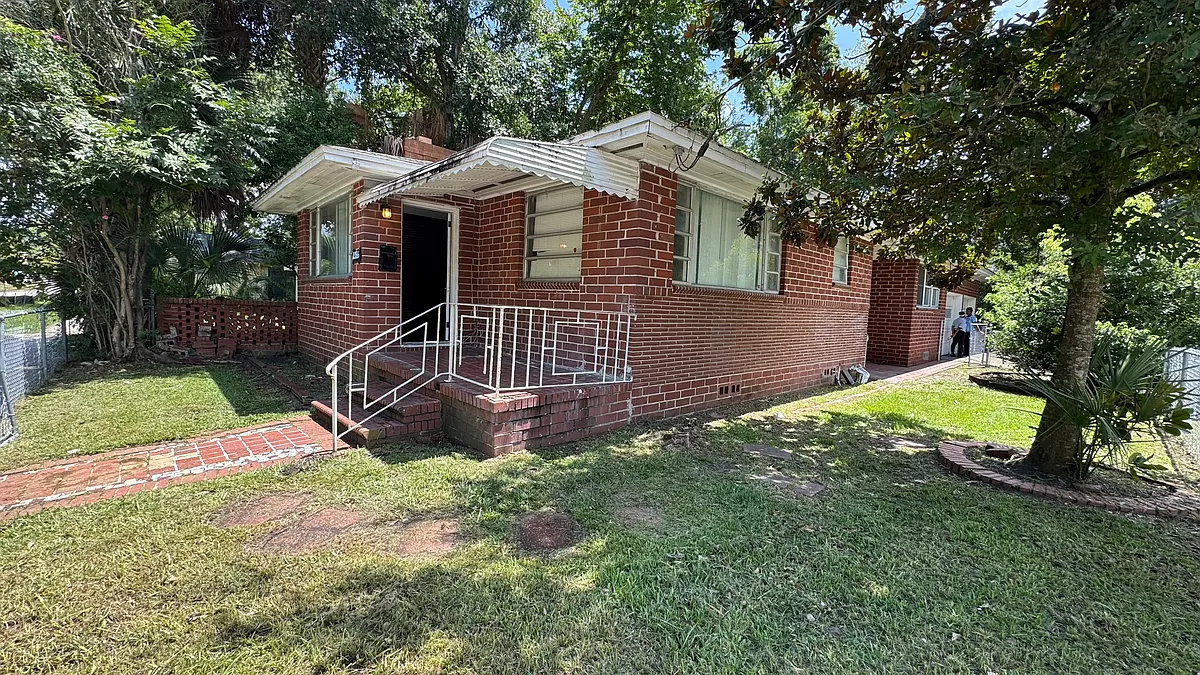 Building Photo - 1356 W 8th St