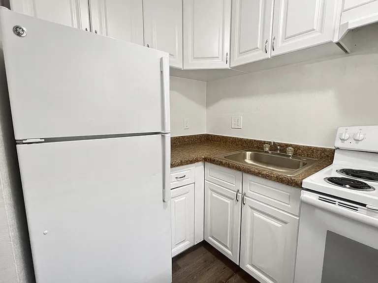 Ethan Apartments — Photo 34