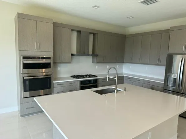 10033 Stockrun Dr, Palm Beach Gardens, FL 33412