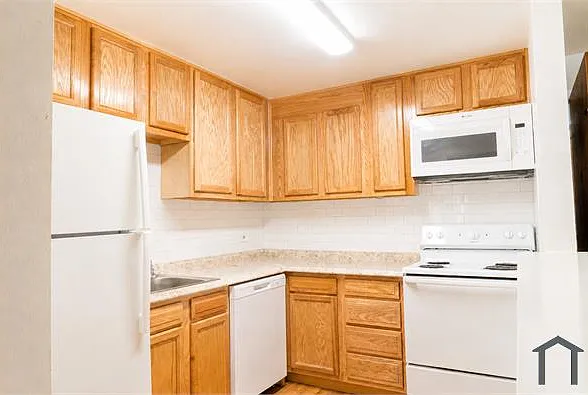 1375 Everett Ct #204 — Photo 2