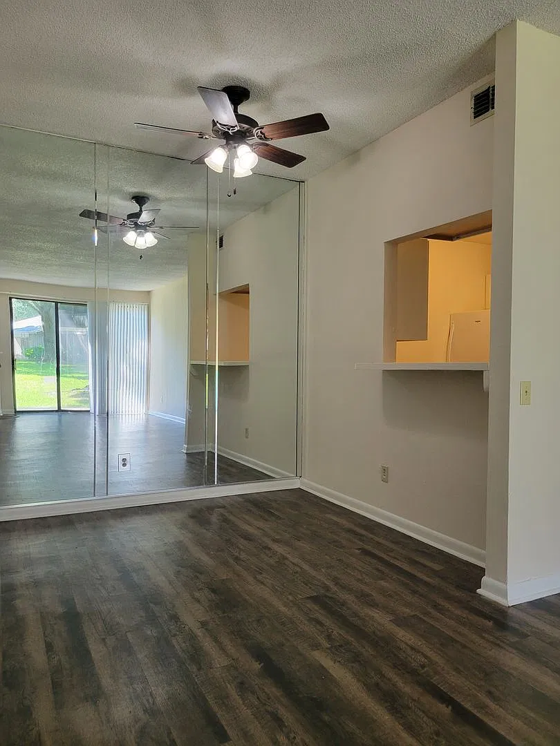 Ground Floor Condo At Park Lake, A Waterfront Community — Photo 3