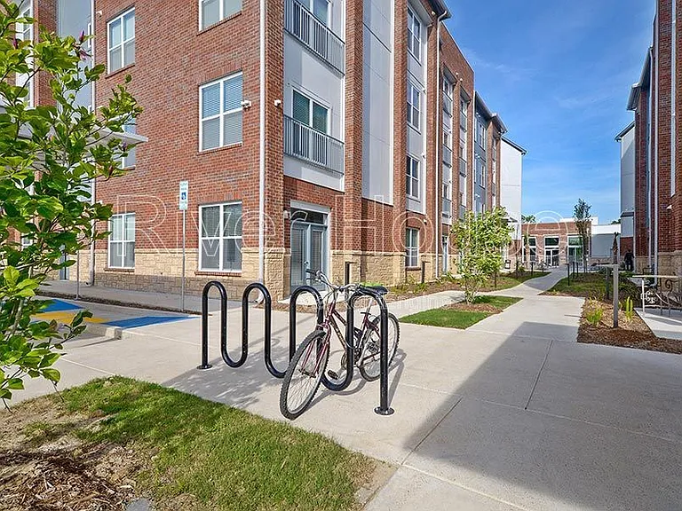River House Apartments — Photo 8